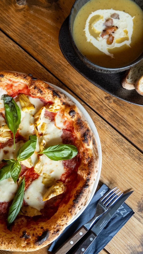 Nahaufnahme Ragazzi Pizza, im Anschnitt Besteck