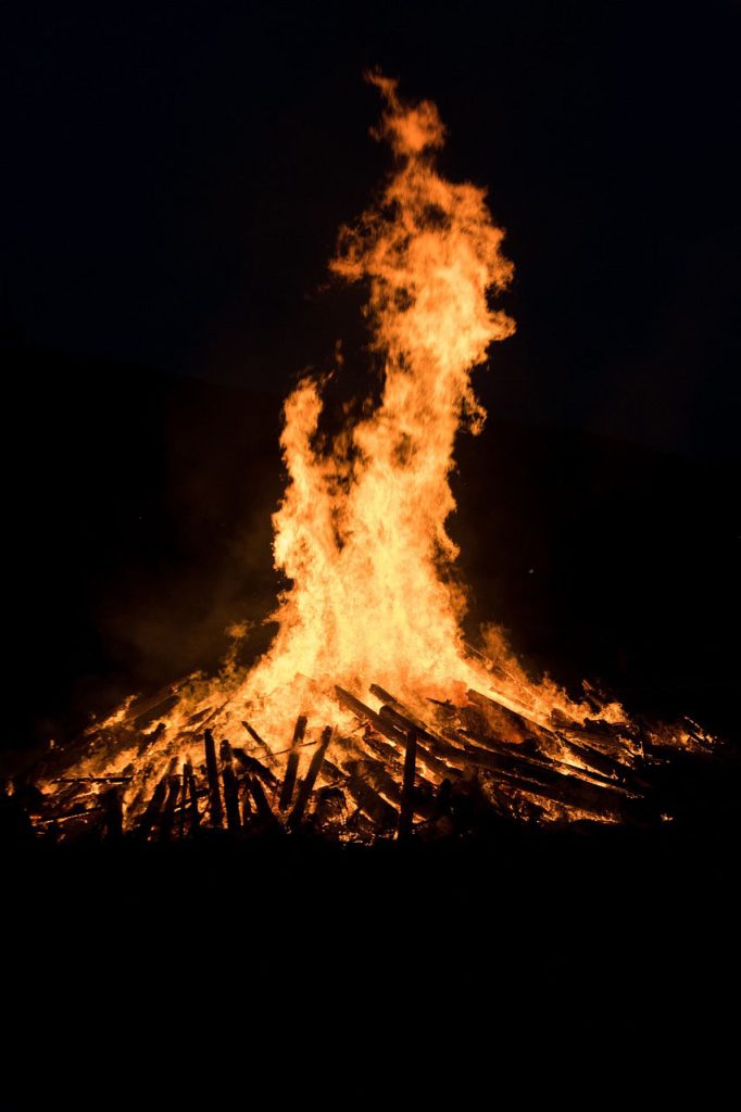 Osterfeuer mit hoher Flamme