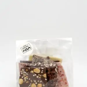 Eine Tüte Bruchschokolade von den Schokojungs