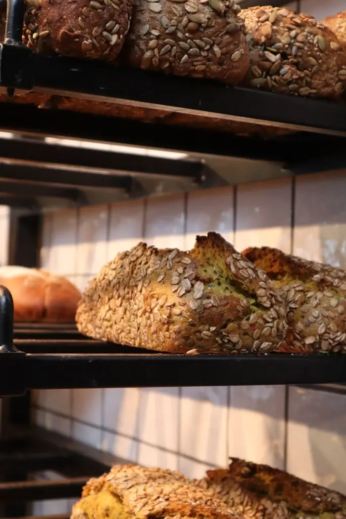 Ein Kastenbrot auf einem Gitter an der Wand