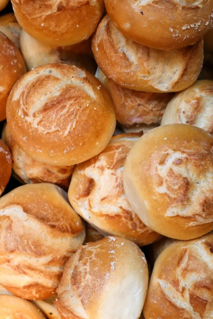 Viele helle Brötchen auf einem Haufen